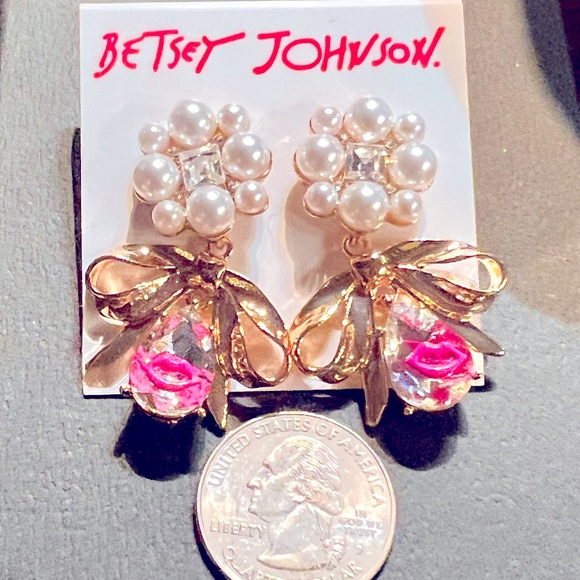 New BETSEY JOHNSON Pearly Bow Crystal Earrings - Picture 4 of 10